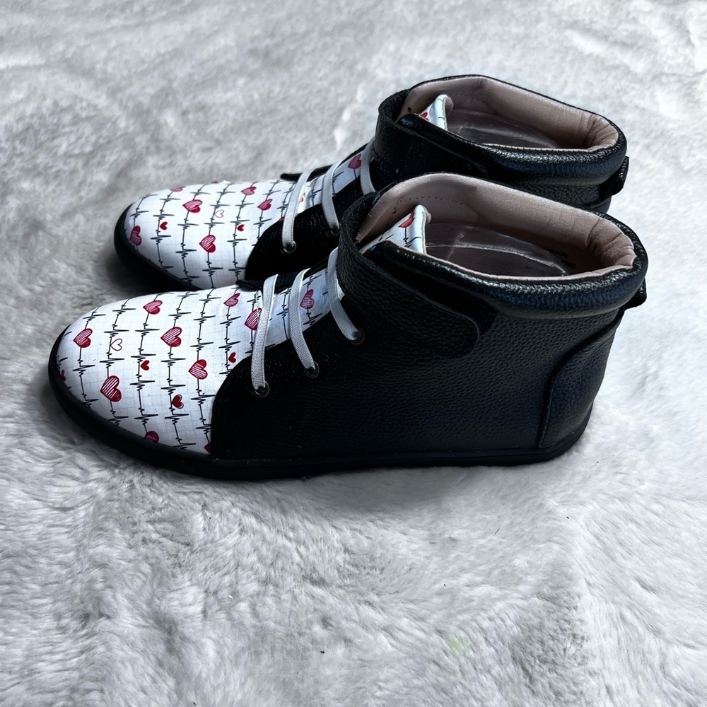 Monkey Feet heart EKG warrior shoes womens size 8